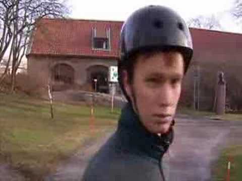 Björn gustavsson som  Benjamin testar skateboard
