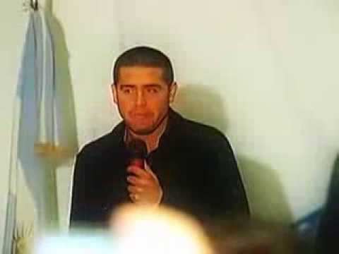 Riquelme emocionado en la presentacion de su estatua