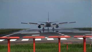 preview picture of video 'Boeing 777   Ｍiyazaki Airport  R/W09  Landing  (ボーイング777 宮崎空港ランディング)'