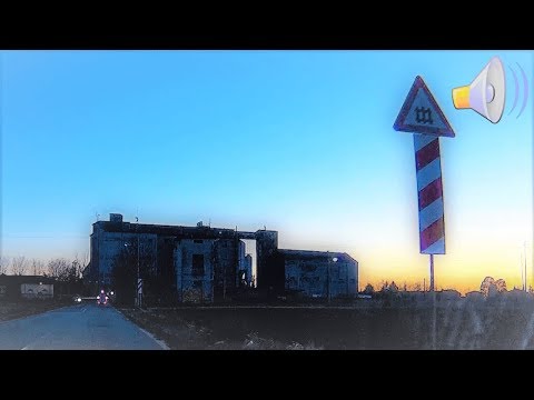 Passaggio a livello Stazione San Giuliano 2 treni in transito # railroad crossing # bahnübergang