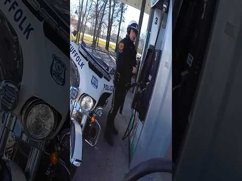 Biker stops cop from putting the wrong fuel in his motorcycle 😅 @kenny1020304050