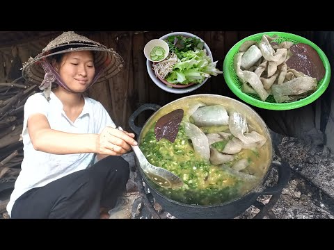 Why do villagers in Vietnam like to eat pork intestine porridge so much?