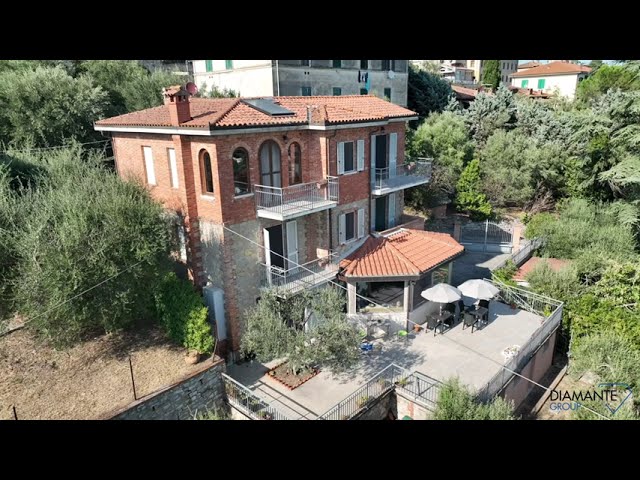 Villa indipendente nel centro storico con garage, giardino e con vista panoramica sul lago Trasimeno