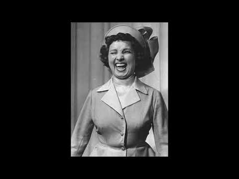 Stefania Górska - Panna Mania gra na mandolinie