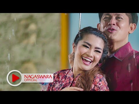 Fitri Carlina - Musim Hujan Musim Kawin (Official Music Video NAGASWARA) #dangdut