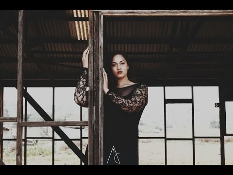 mais o modelo do tamanho 206, Veronica Pome'e, mulher grande e bonita, figura completa, curvy