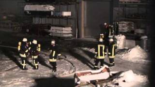 preview picture of video 'Baumarkt-Lagerhalle abgebrannt.mpg'