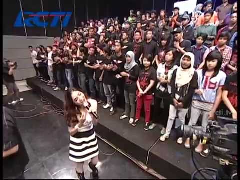 Mahadewi Feat Dewi Dewi - Jauh Semakin Jauh - dahSyat 26 Mei 2014