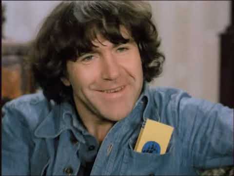 Oswald hraje na klavír