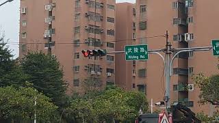 [問卦] 紅燈倒數完還在閃--什麼意思