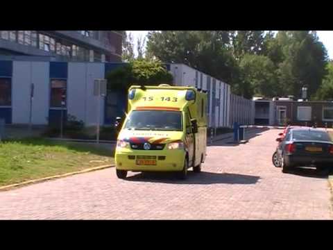 Ambulance 15-143 geeft showtje bij het Reinier de Graaf Gasthuis in Delft