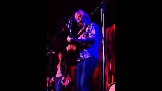 Robyn Hitchcock performs "Be Still" and most of "Ole Tarantula"