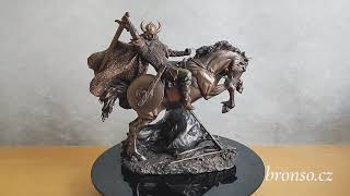 Socha vikingského válečníka na koni – dekorativní figurka, severská mytologie, historická dekorace Veronese WU71104A4