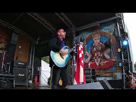 Sam Trocki - Kiss Your Chain (Live at Victorious Festival in Portsmouth, UK)