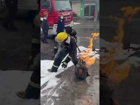 一位消防員拎起著火的煤氣罐一路狂奔，因爲溫度太高，多次用積雪給自己的手降溫&hellip;&hellip;辛苦了，要保護好自己！