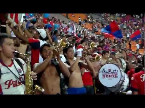 "Así entra La Murga Del Indigente." Barra: Rexixtenxia Norte &bull; Club: Independiente Medellín