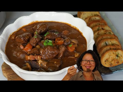 Tout pour faire un bœuf bourguignon gouteux, riche en umami et moelleux. Bonus: pain poêlé à l’ail