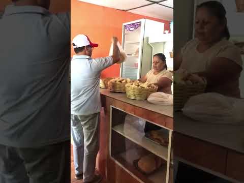 Por Suncho Corral, es LEY que a la hora del mate sí o sí pases por la casa de Doña Blanquita . ✨