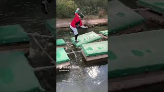 水に浮かんだ浮島を渡れ【水上アスレチック】