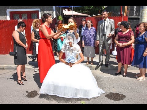 03 Traditii  nunta  -  Turta miresei in fata portii  -  LIVE%