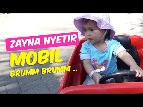 Zayna Bermain di pantai akarena makassar