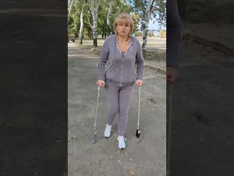 правила ходьбы с тростью. техника ходьбы на костылях. слепой человек с палкой. ходьба с тростью реабилитация. слепой мужчина с белой тростью.