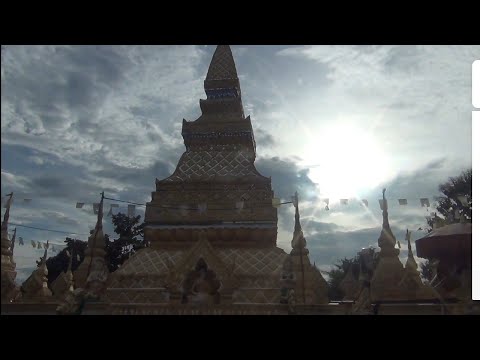 caminhada no laos templo de búfalos vista para a rua das montanhas Huay Xai