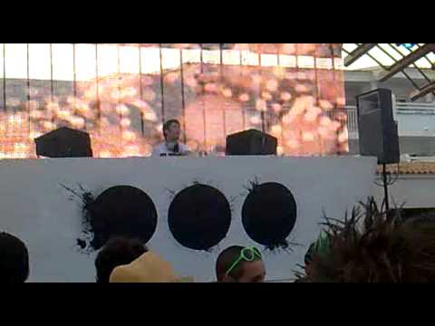 Alex Kenji warming up for Phazing vs Axtone @Ushuaia, Ibiza, 27.07.11