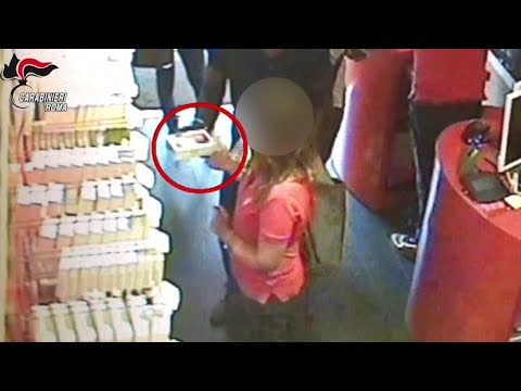 Roma, gioco di prestigio per rubare gli smartphone: catturato il "mago del furto"