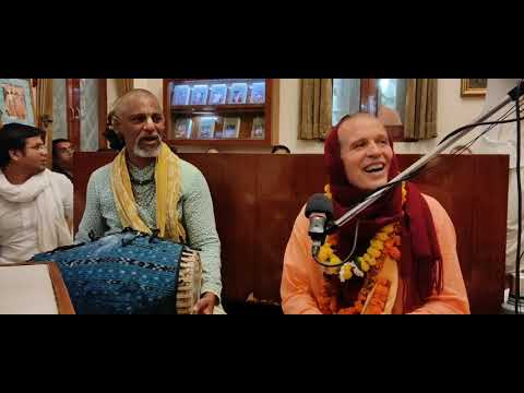 HH Sacinandana Swami & Madhava Prabhu Kirtan in Vrindavan 2021 Kartika