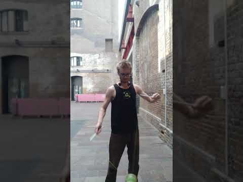 Trick tutorial #9: Inverse trapeze slack whip