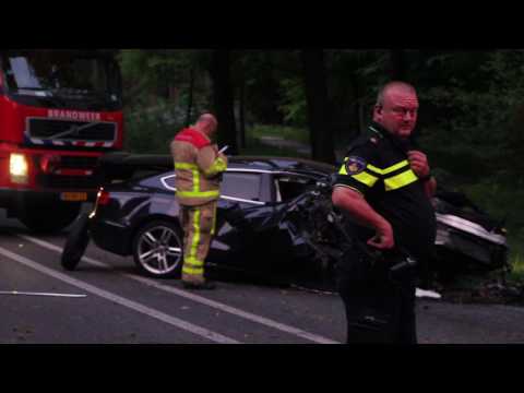 Automobilist botst met grote snelheid tegen boom Hoog Soeren