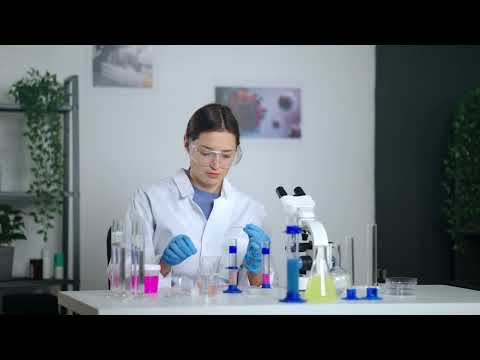 pesquisador médico desenvolvendo medicamento para curar cor