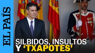 DESFILE 12-O | Silbidos e insultos a Sánchez en el desfile: "¡Que te vote Txapote!" | EL PAÍS