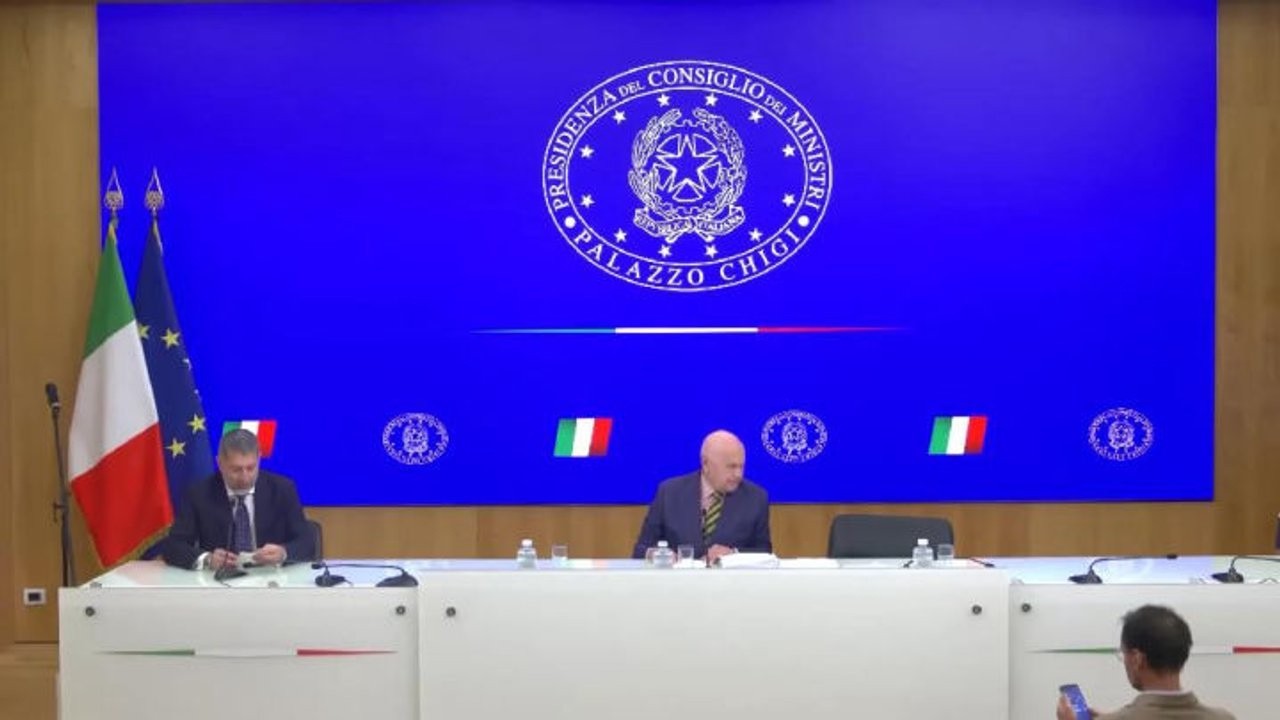 Nordio a Giorgetti: Hai aereo, vuoi parlare tu? Lui: No, finisci. Siparietto in conferenza stampa