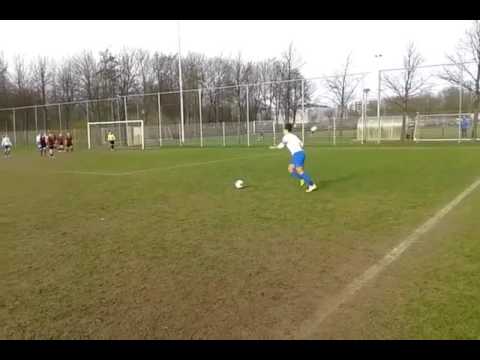 Tywana Pryor spelend bij Rkvv Dem dames 1 schiet de bal en aardig in zeg