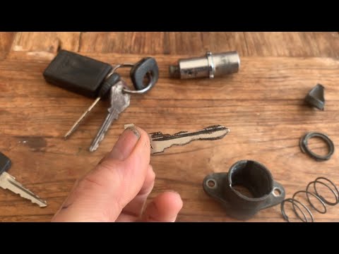 Mercedes R107 lock and key refurb…+ glove box discovery