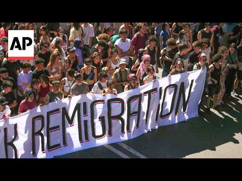 Tens of thousands march through Rome in rival anti and pro-migration rallies