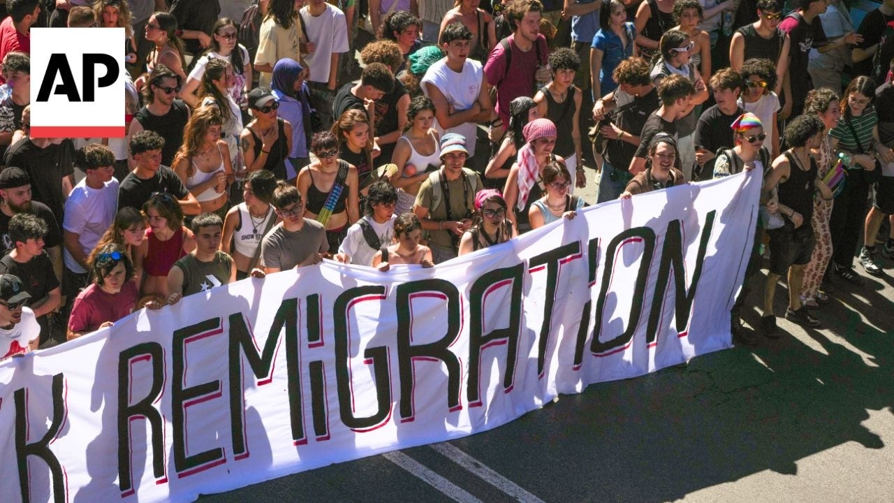 Tens of thousands march through Rome in rival anti and pro-migration rallies