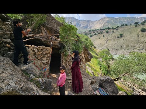 🏡✨ Unveiling the Hard Nomadic Life: The Koch Family’s Cave Home Under a 500-Ton Rock 🍃