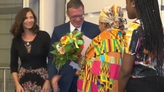 Hon. Bettina Rhensius-Krohn presents parents prize to Nana Mprengo 