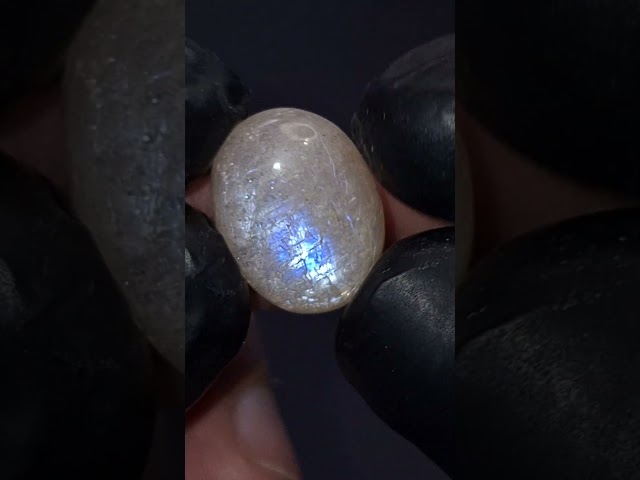 حجر القمر مع توهج أزرق طبيعي