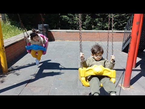 AREN ve NUR Parkta Salıncakta Sallanıyor/EĞLENCELİ PARK VİDEOLARI#eğlenceliçocukvideosu