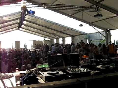 CARL COX @ Sunwaves 8 Mamaia - 14.08.10 (08 / 12)