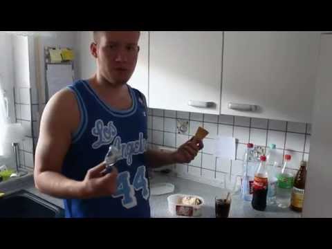 MC Smook zeigt wie man eine Kola mit Ice zubereitet