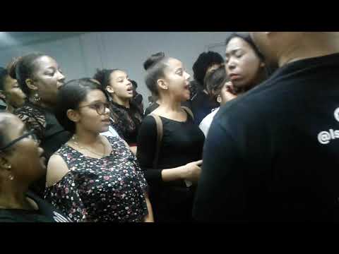 La cantora Tomaira yireh con la hermana Isabel Valdez