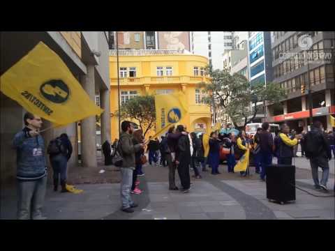 Carteiros fazem protesto no Centro de Porto Alegre