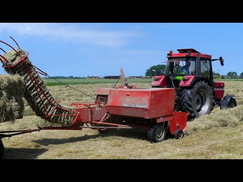 Hooi persen met DEUTZ-FAHR HD 560. AGRI Service Oosterwijtwerd.