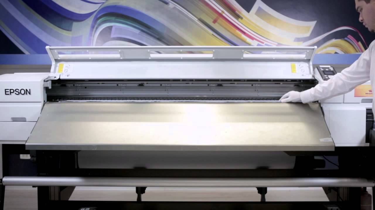 Como carregar e retirar o papel da impressora Epson F7070
