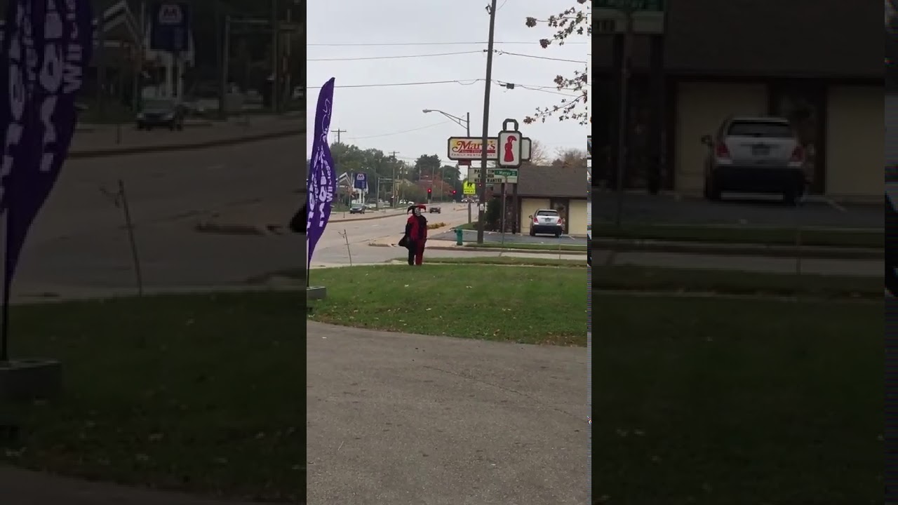 Clown sighted near restaurant endlessly stares at a person (Appleton, Wisconsin, USA)
